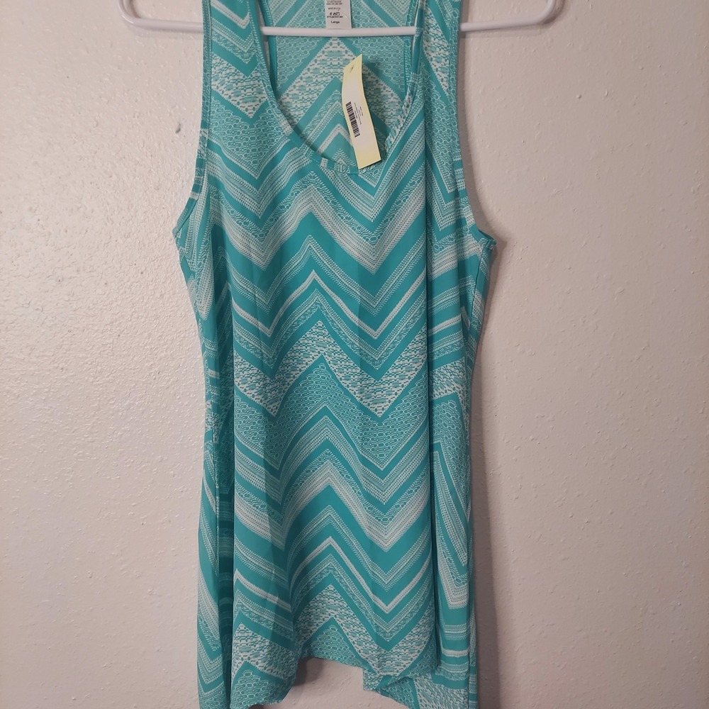 Chevron Patterned Tank Top - Picture 2 of 5